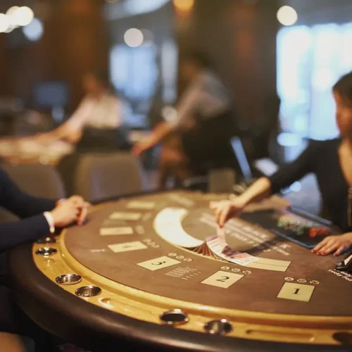 Croupier autour d'une table de blackjack face à son formateur